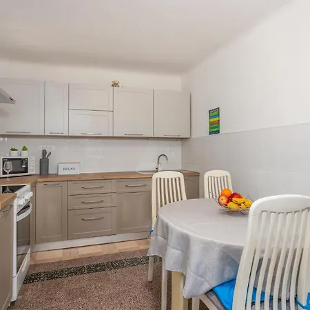 Vakantiehuis Cozy In With Kitchen Omišalj