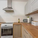 Σπίτι διακοπών Cozy In With Kitchen